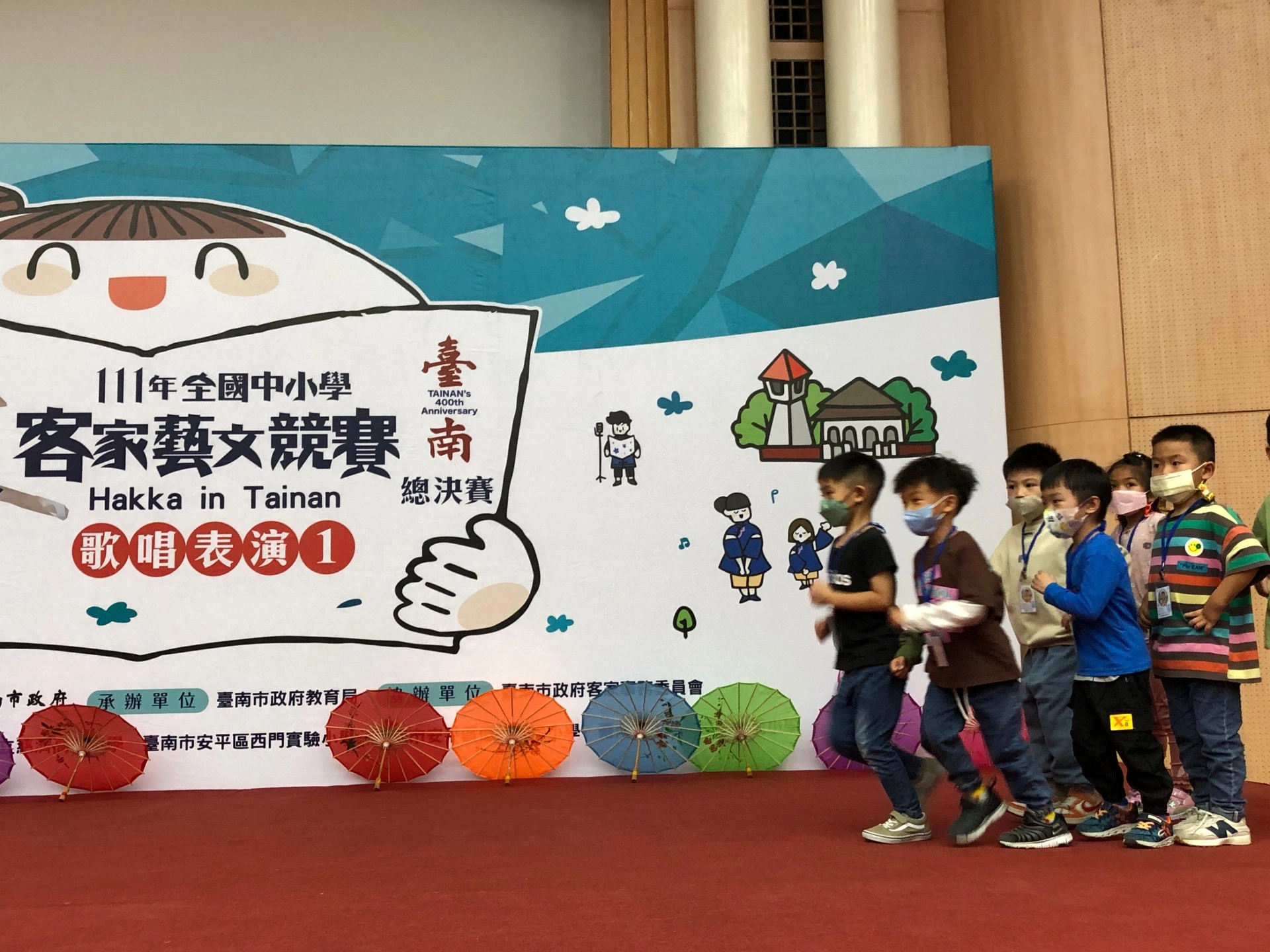 參賽隊伍前來彩排,帶來客家聲賴。
