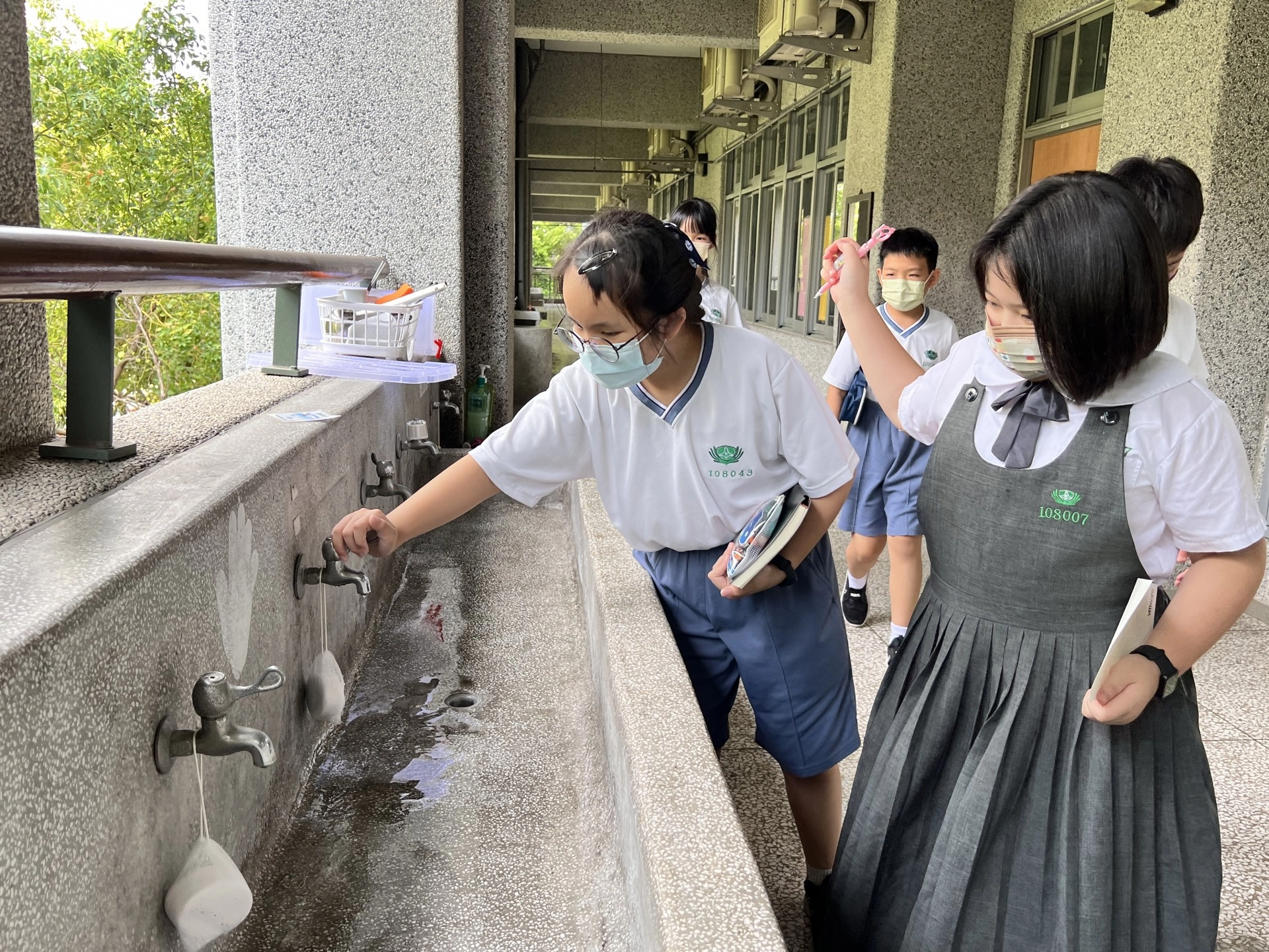 小組觀察到漏水現象,請大家一旦發現漏水,立即通報及時處理並養成隨手關水不玩水的習慣