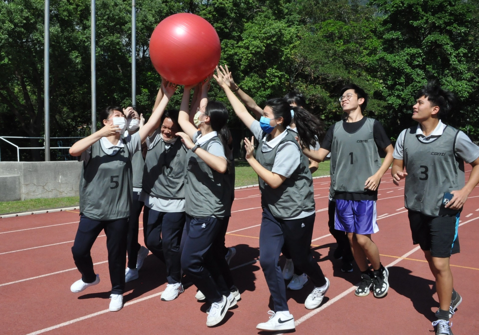 全部隊員一起舉起韻律球衝向終點,非常考驗配合度。
