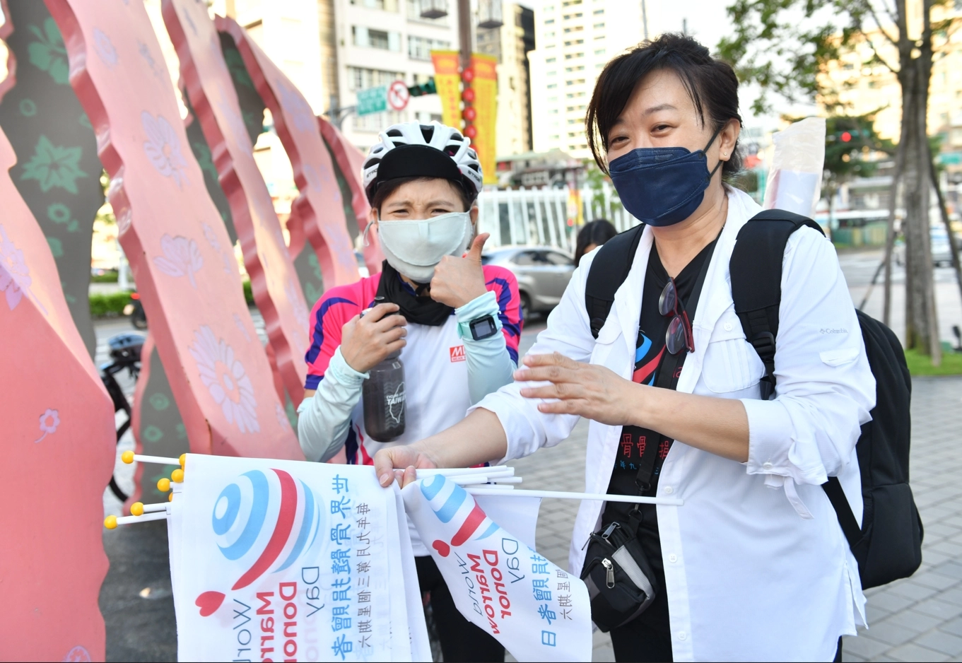 慈濟骨髓幹細胞中心劉蓁蓁全程陪伴,雖以加油為名,卻以支持鼓勵為實,希能做他們的第二防護。