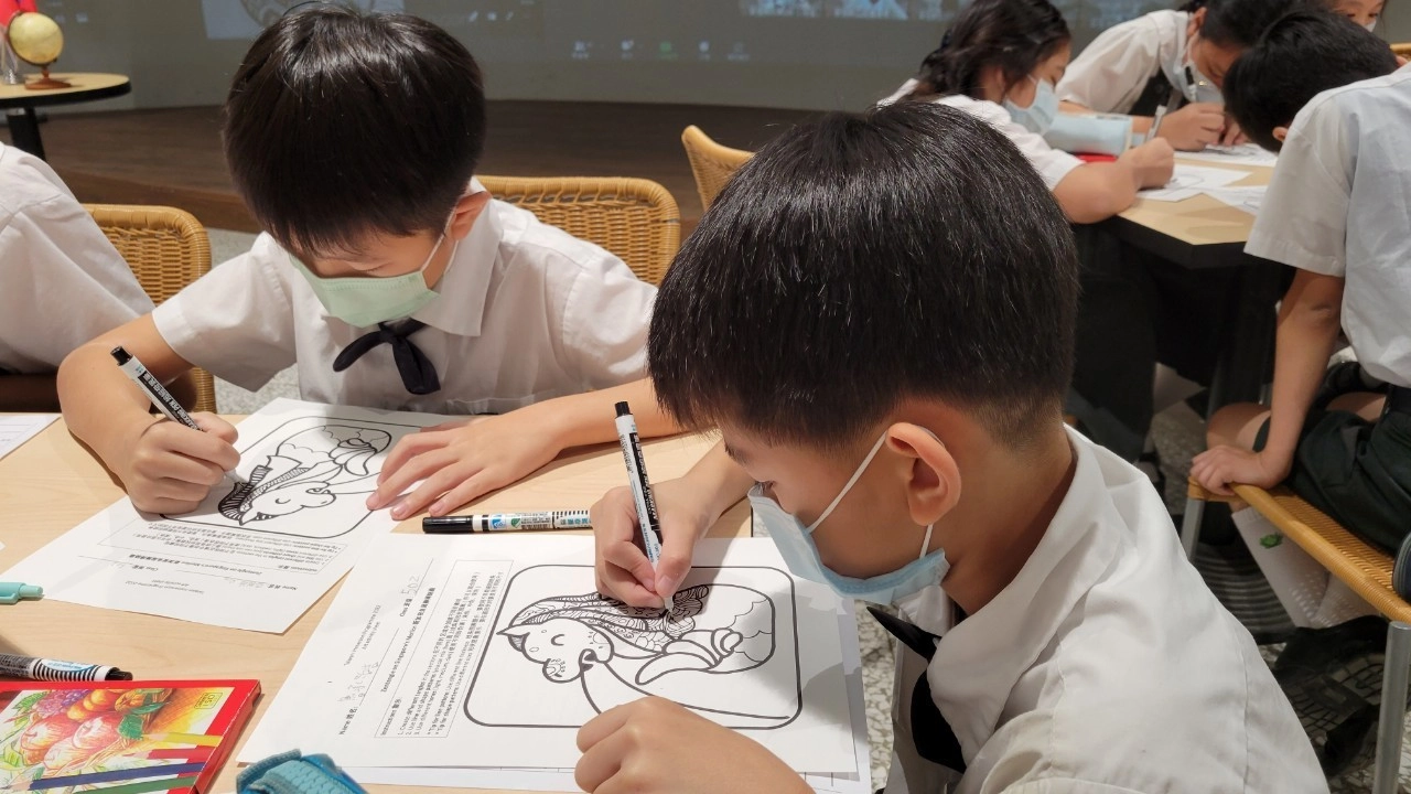 纏繞畫課程,透過一筆一畫的線條,繪出不一樣的魚尾獅