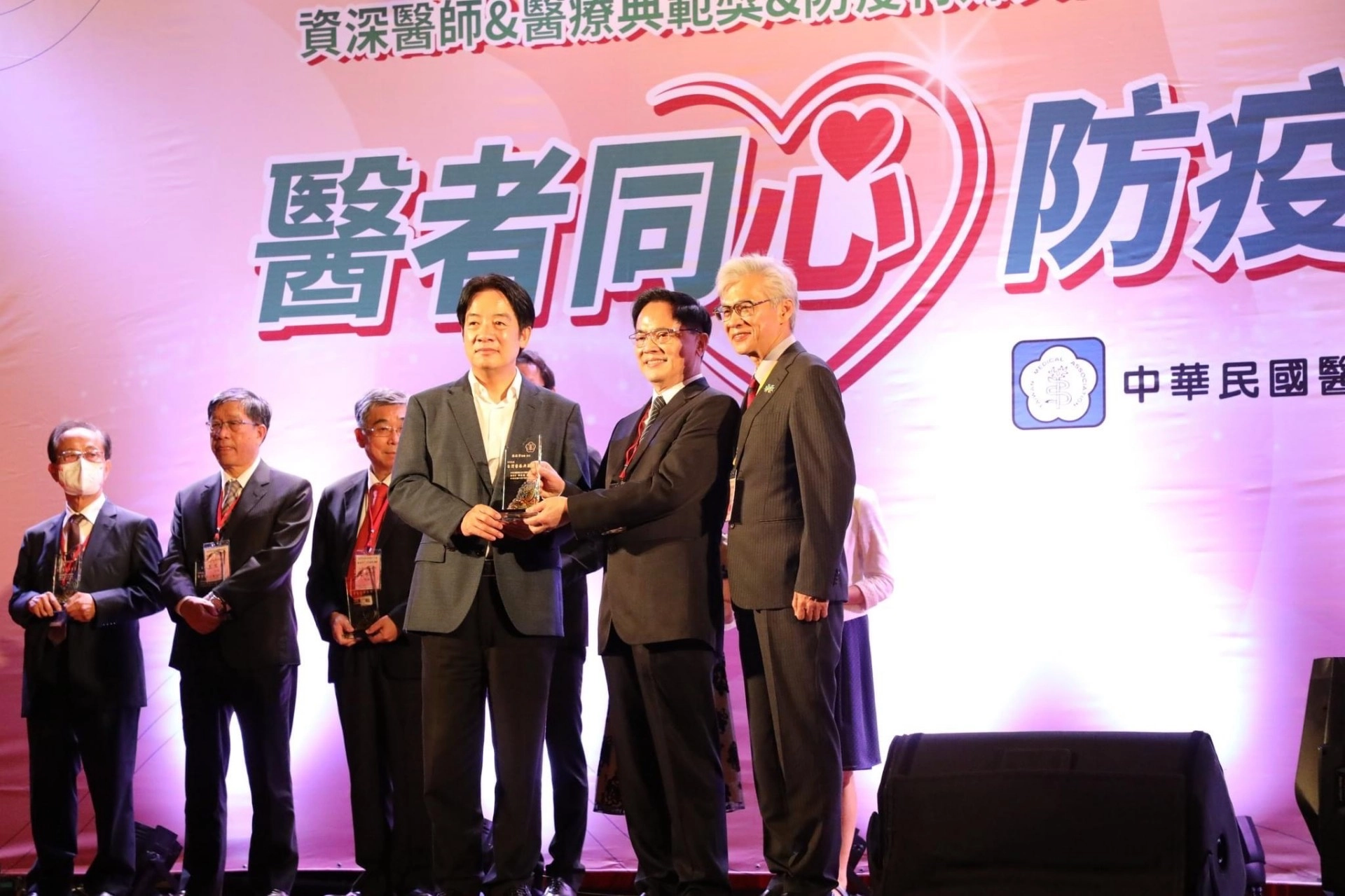 花蓮慈院林欣榮院長,榮獲中華民國醫師公會全國聯合會臺灣醫療典範獎。