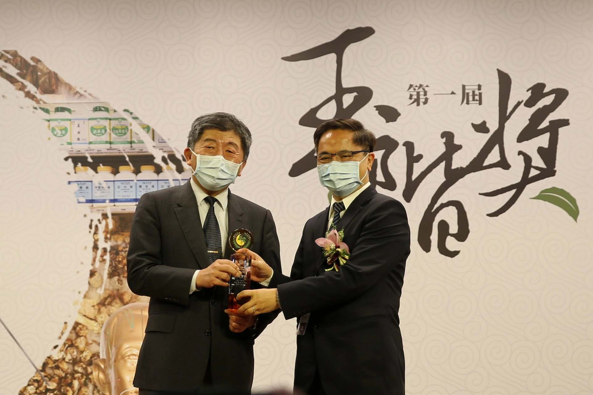 林欣榮院長也參與研發淨斯本草飲對抗COVID-19,推動中西醫合療與中醫藥研究的成果,獲得衛生福利部第一屆玉階獎表揚典禮上榮獲卓越貢獻獎。
