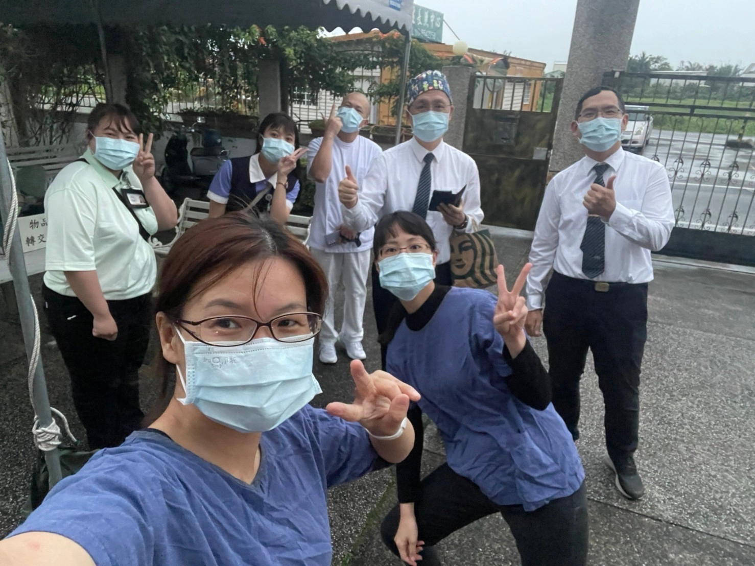 感管室黃妙慧主任(藍色工作服)、江惠莉組長(藍色工作服)、內科部副主任王智賢(後排右二)、老年醫學科主任高聖倫(後排右一)與社區健康中心護理師去安養中心做篩檢。
