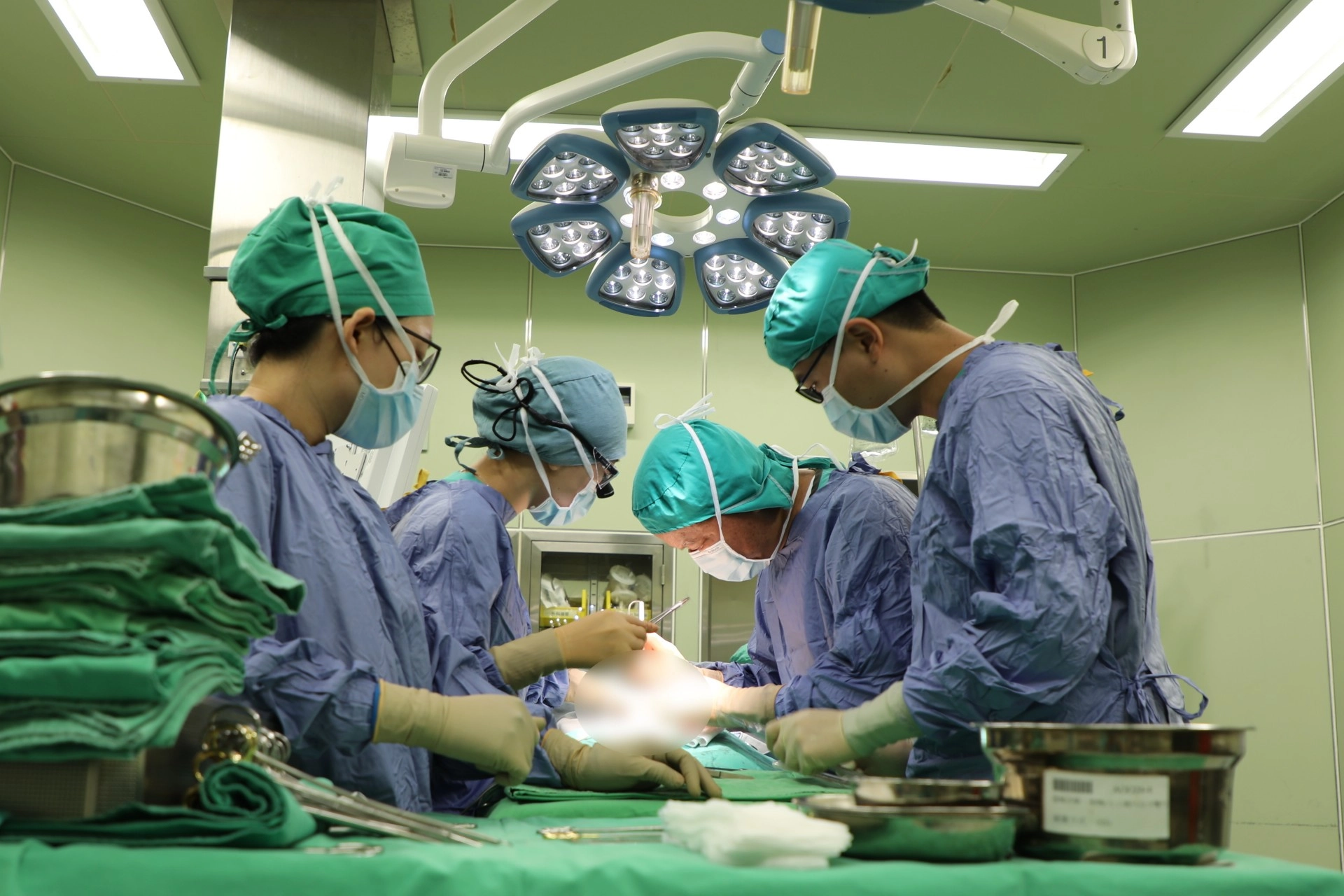 兒童外科主任彭海祁和楊筱惠醫師合作為吳小妹開刀,進行「後矢狀正中切開肛門直腸成型術」,重建肛門直腸和陰道會陰。
