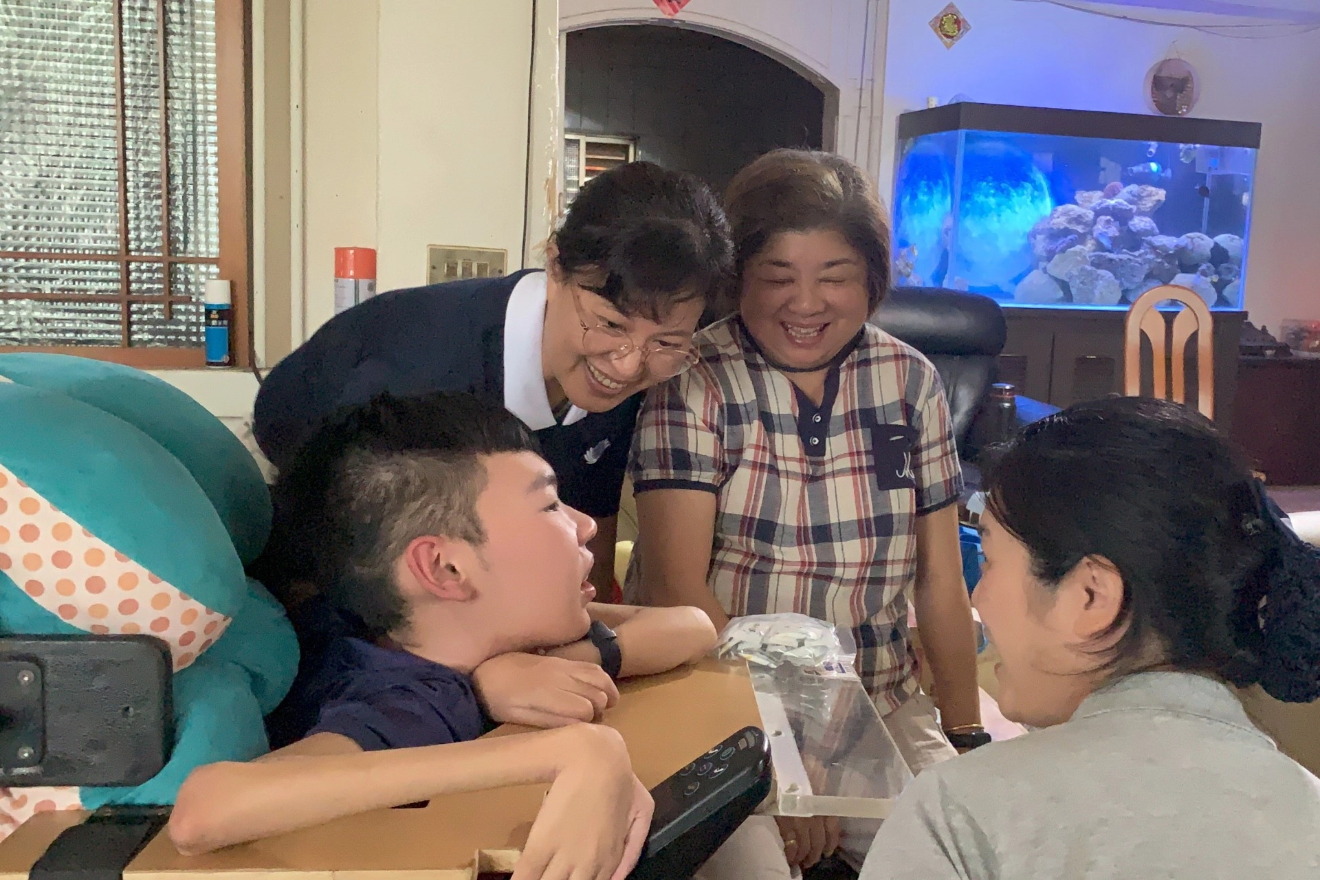 慈濟社工與志工定期到陳景維探視,陳景維最感恩的是一直照顧他的奶奶。