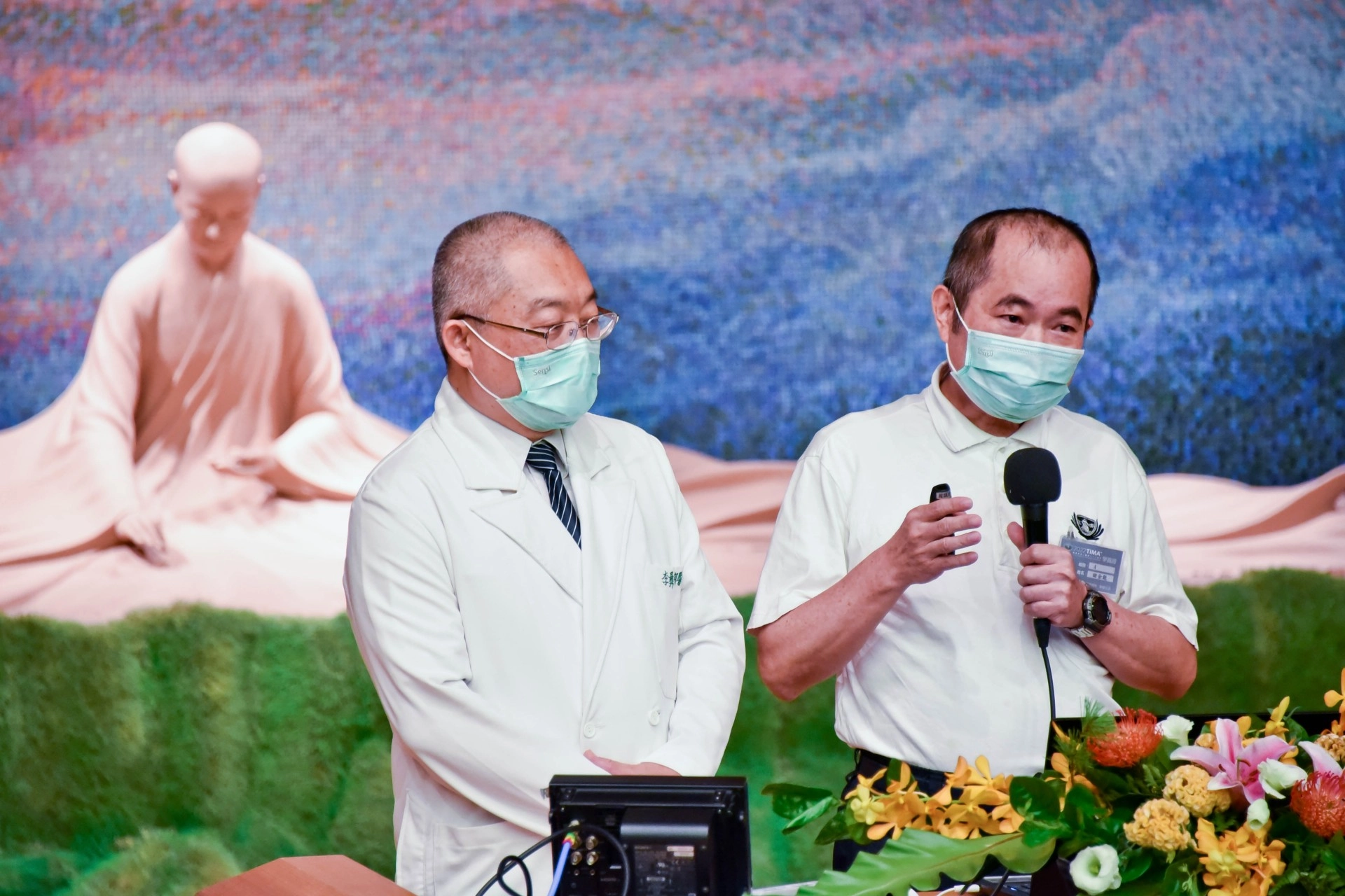 東區人醫李彝邦醫師(左)與北區人醫謝金龍醫師,分享牙科團隊深入社區、照顧特殊族群口腔健康的經歷。
