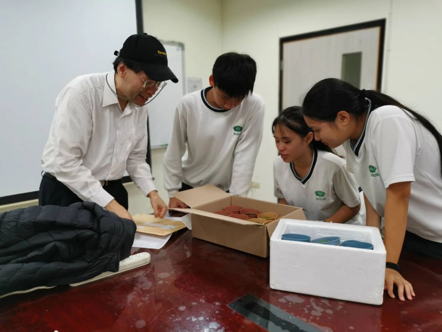 慈中特別在滿滿的課程表中空出週五的早上,讓同學們能夠來到慈大做實驗
