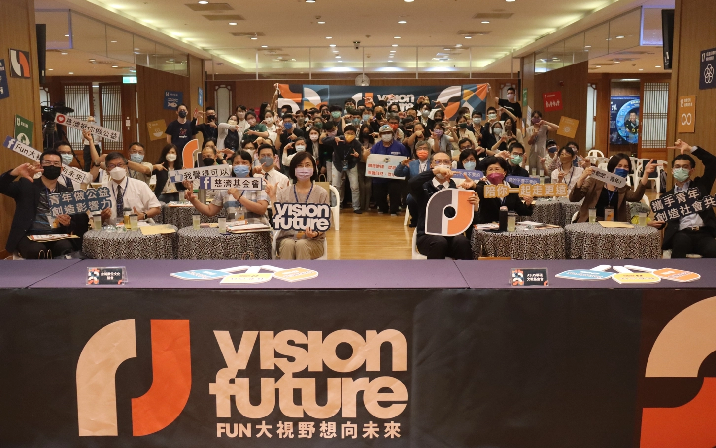 慈濟在社區深耕慈善關懷、帶動環保教育、凝聚災防意識、促進親子互動、鼓勵青年參與等落實建構完整網絡,為社會發展共融和諧實際做到全面的行動。