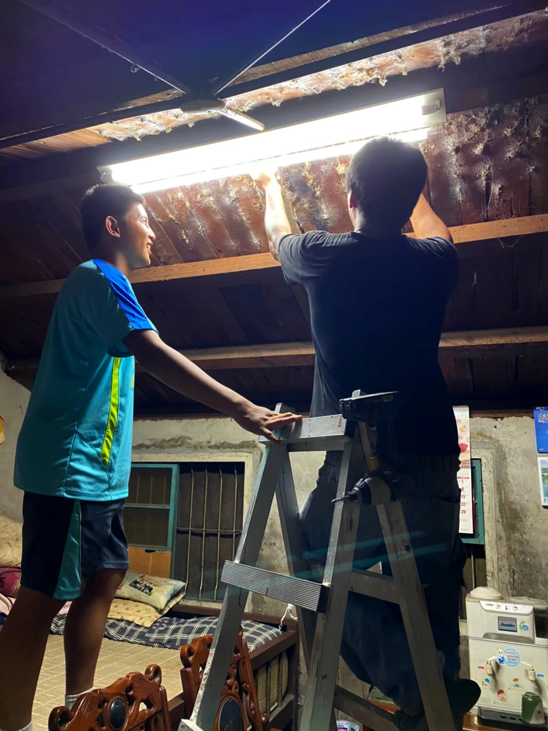 台灣世界展望會提供助學金支持阿彥小兄弟倆求學,更幫他家換成LED節能燈