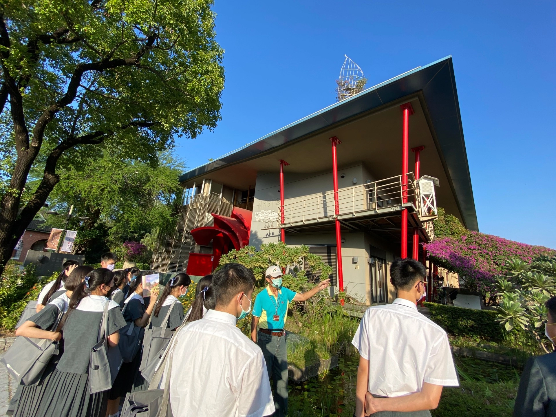 建築外貌上看到許多有關「船」的元素在內,呈現「諾亞方舟」的建築意象。