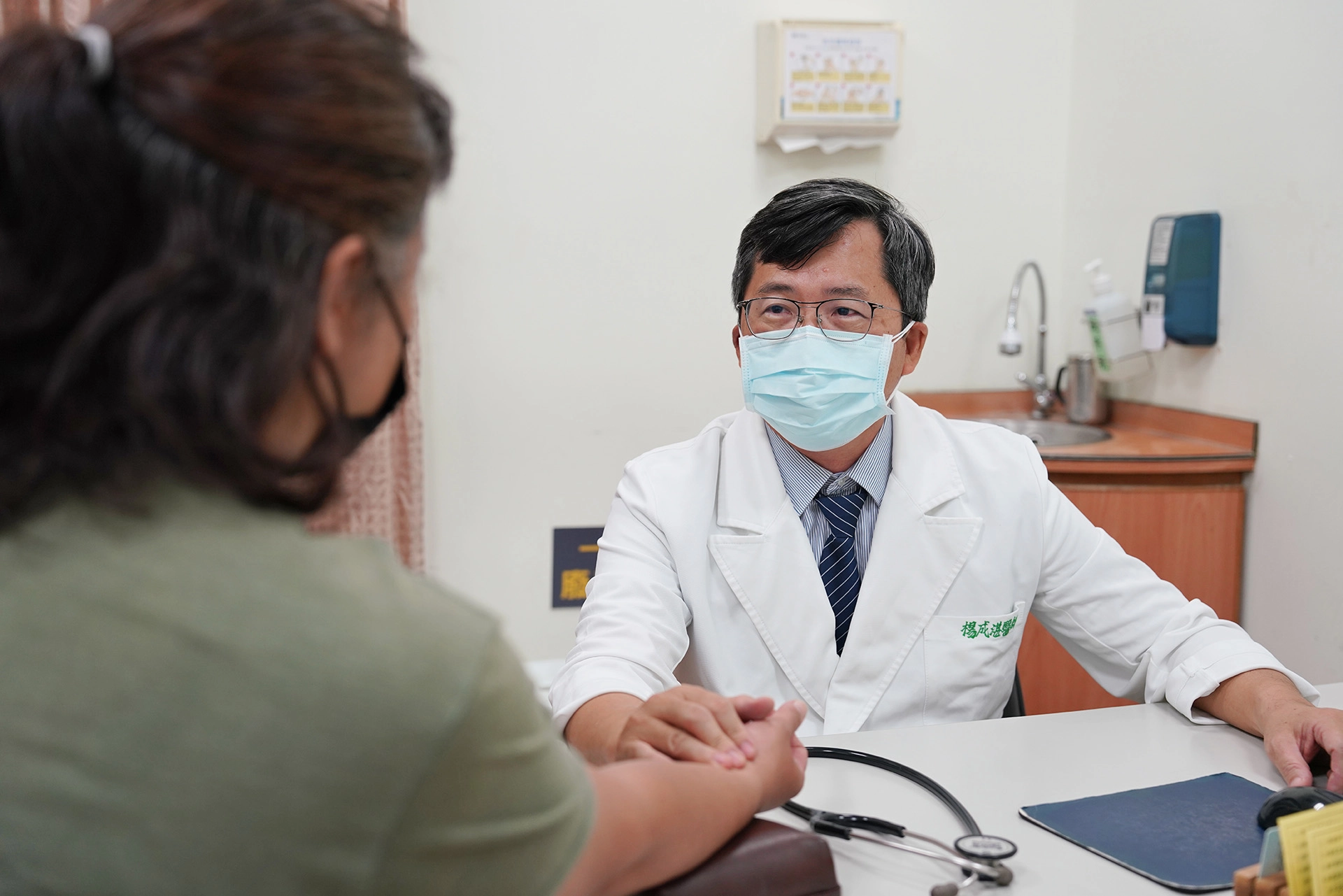 楊成湛主任表示,病友除了持續依照新陳代謝科醫師醫囑服用降血糖藥或注射胰島素控制血糖之外,中藥與針灸可以改善緩解糖尿病併發症。