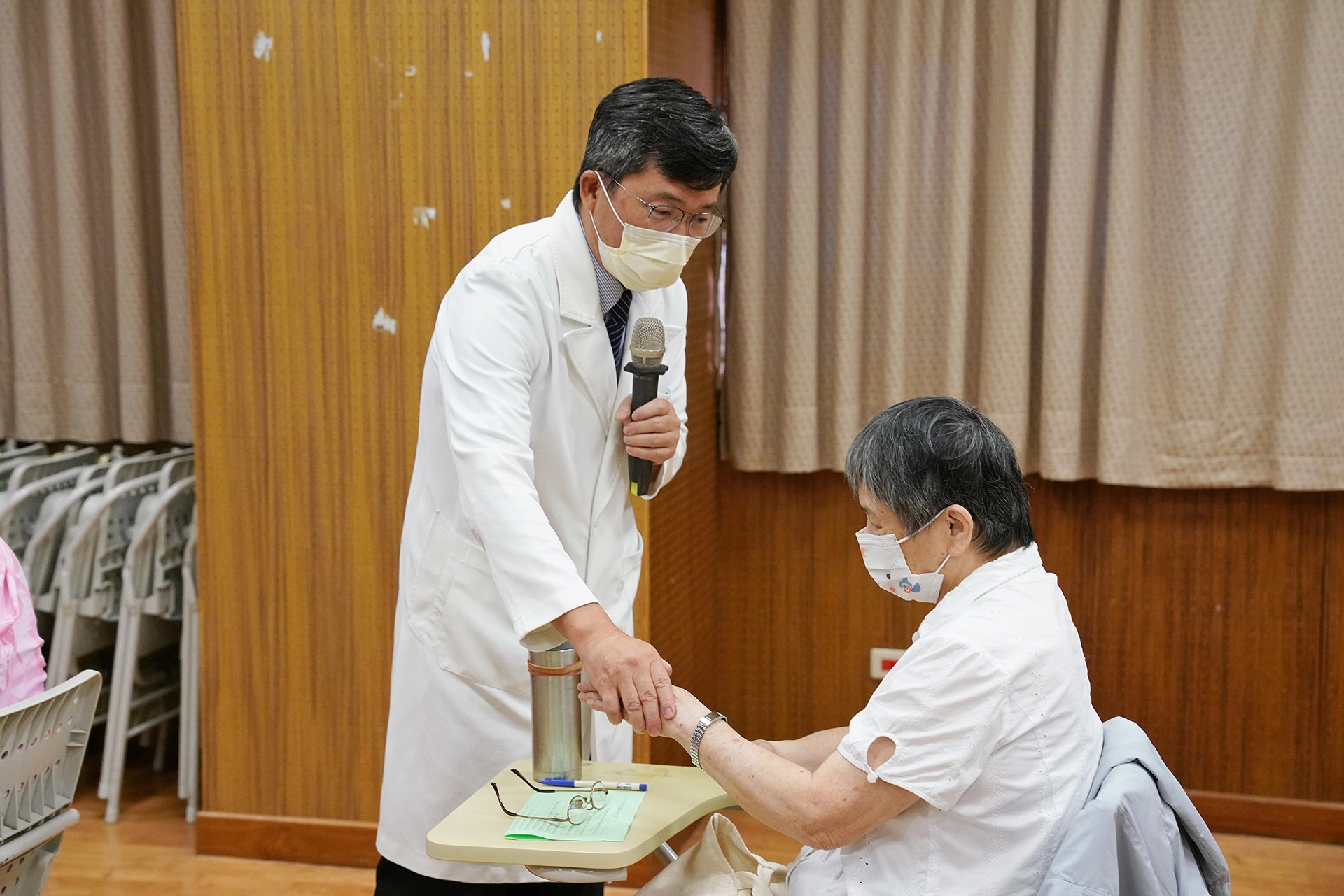 中醫講究經穴按摩,楊成湛主任在糖尿病病友會上示範「合谷」穴。