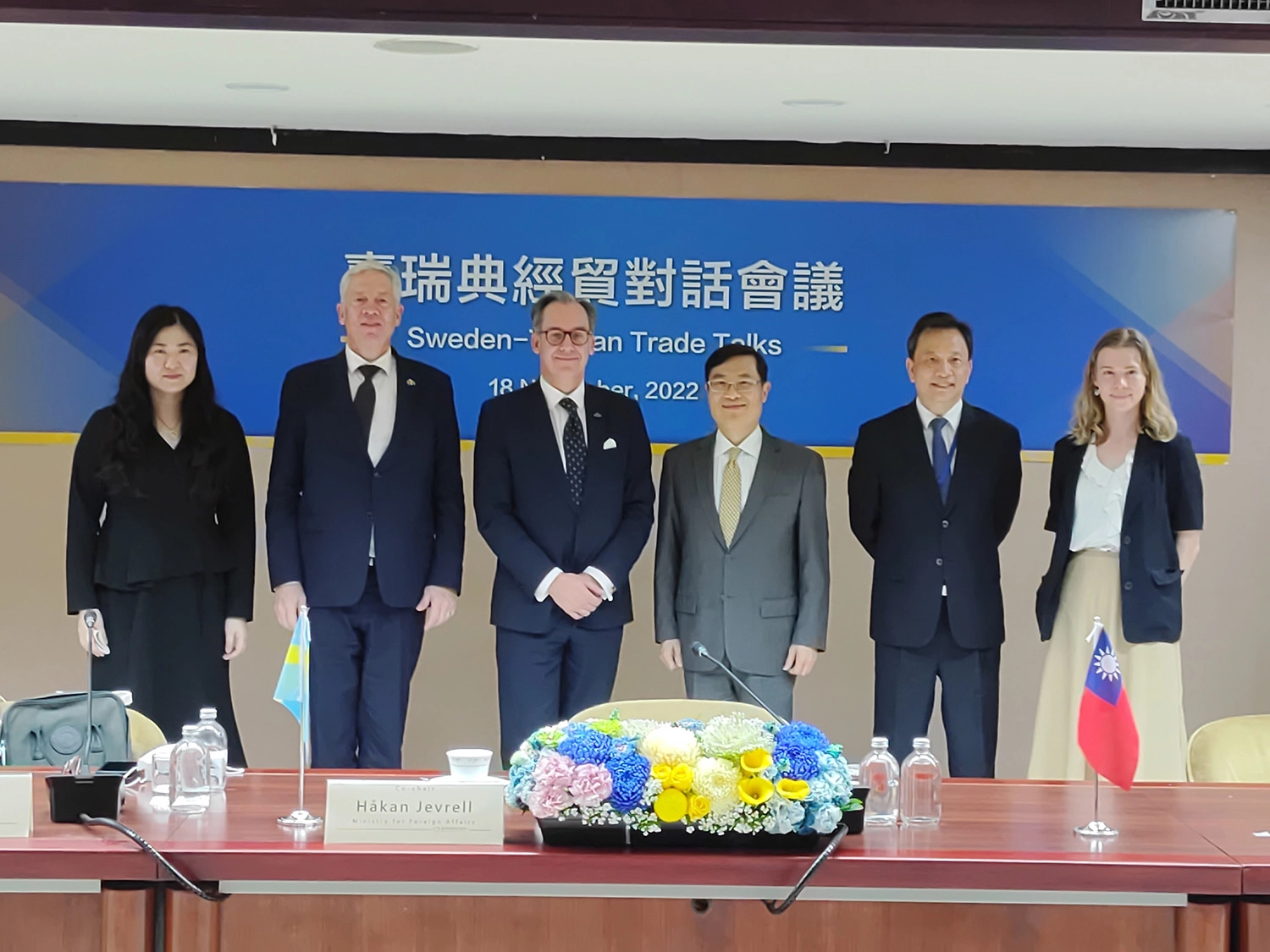 臺瑞典經貿對話會議由經濟部政務次長陳正祺與瑞典外交部貿易次長言禾康(H&aring;kan Jevrell)共同主持。