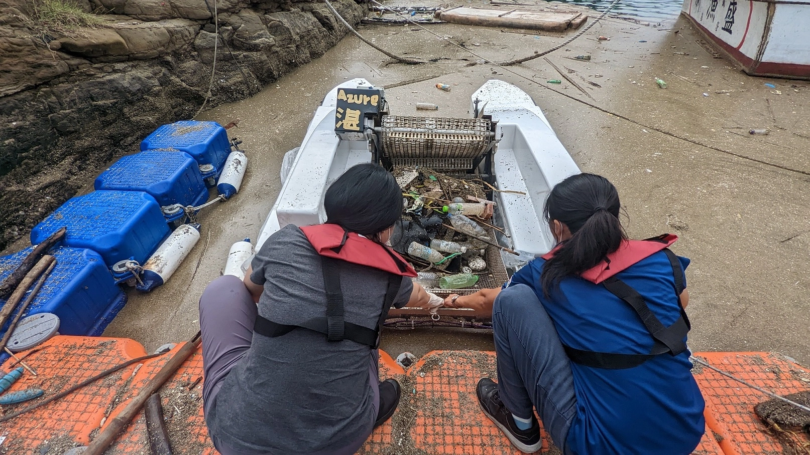 颱風後湛鬥機收集海漂垃圾及浮石。