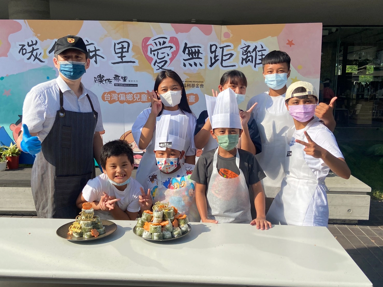 聖誕樹壽司大功告成,孩子們很開心。