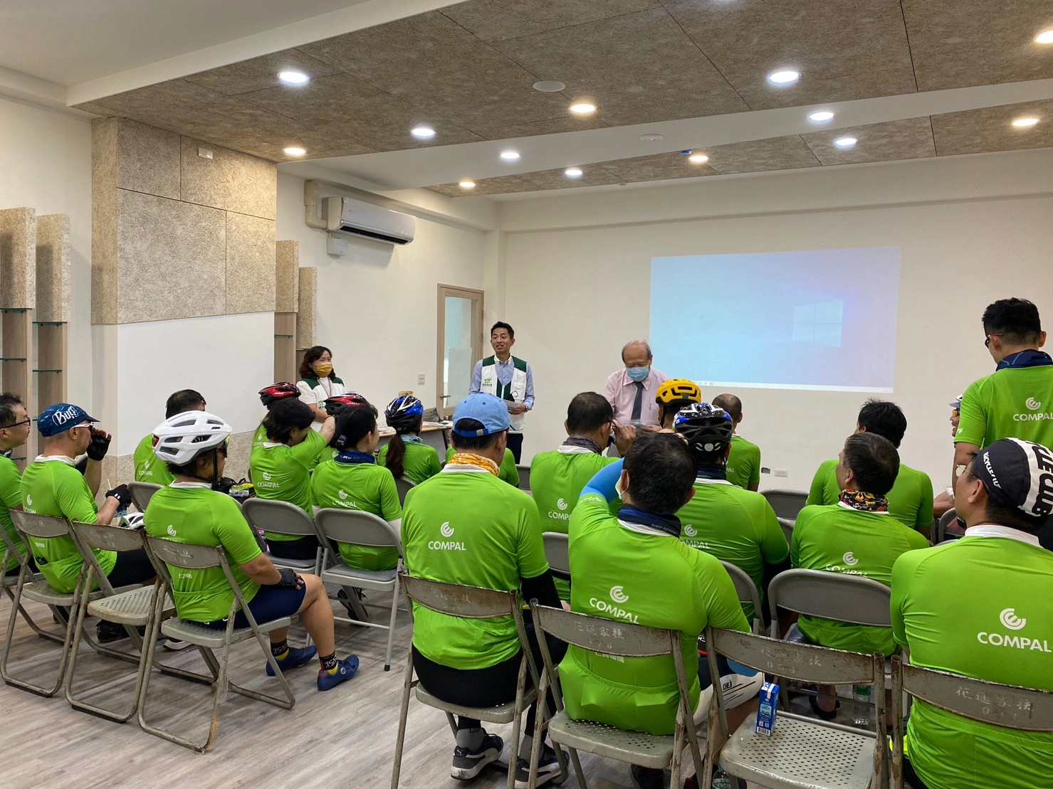 仁寶電腦SDBG採購中心公益行車隊,於花蓮家扶中心短暫休息與交流。