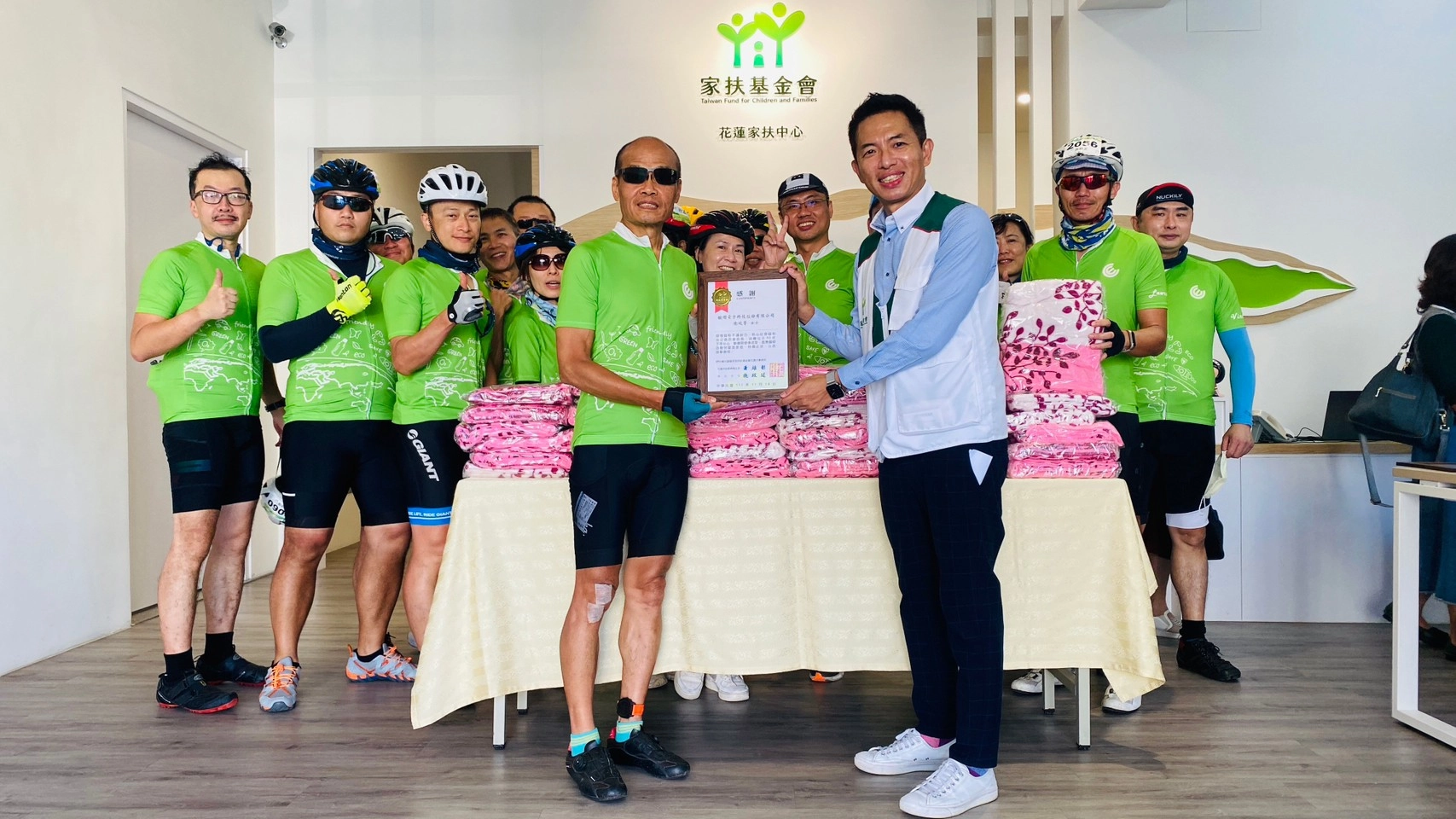 花蓮家扶中心主任施政延親贈感謝狀予仁寶電腦SDBG採購中心資深副總徐文達,毛毯由駿熠電子董事長衛純菁捐贈。