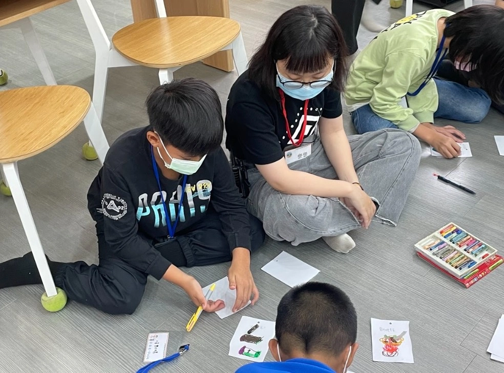 兒家系陳俞捷同學表示,服務學習是很有意義的一件事情,在服務的過程中,從中了解團隊合作的重要、教學能力的提升,累積現場教學的經驗,從中看見自己的不足。