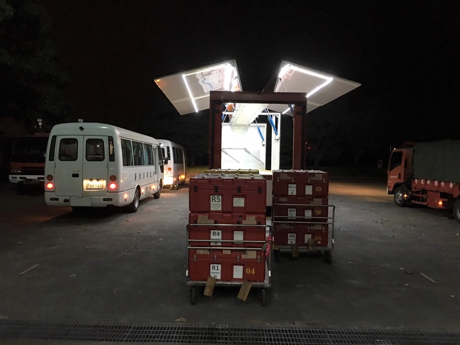 消防署第一時間立即通報國際人道救援任務輪值縣市-臺北市消防局整備救災,目前已完成該署搜救人員30位、搜救犬1隻與各式救援裝備器材5公噸的國際人道救援專案包機救援任務整備,隨時可因應國際間各項災難應變速度。
