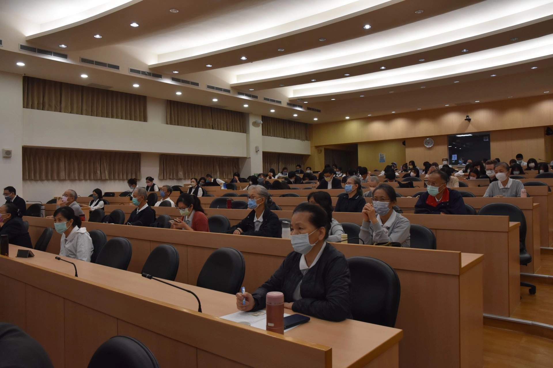 論文主題涵蓋了慈濟宗門的論述慈濟四大志業、八大法印的相關研究。