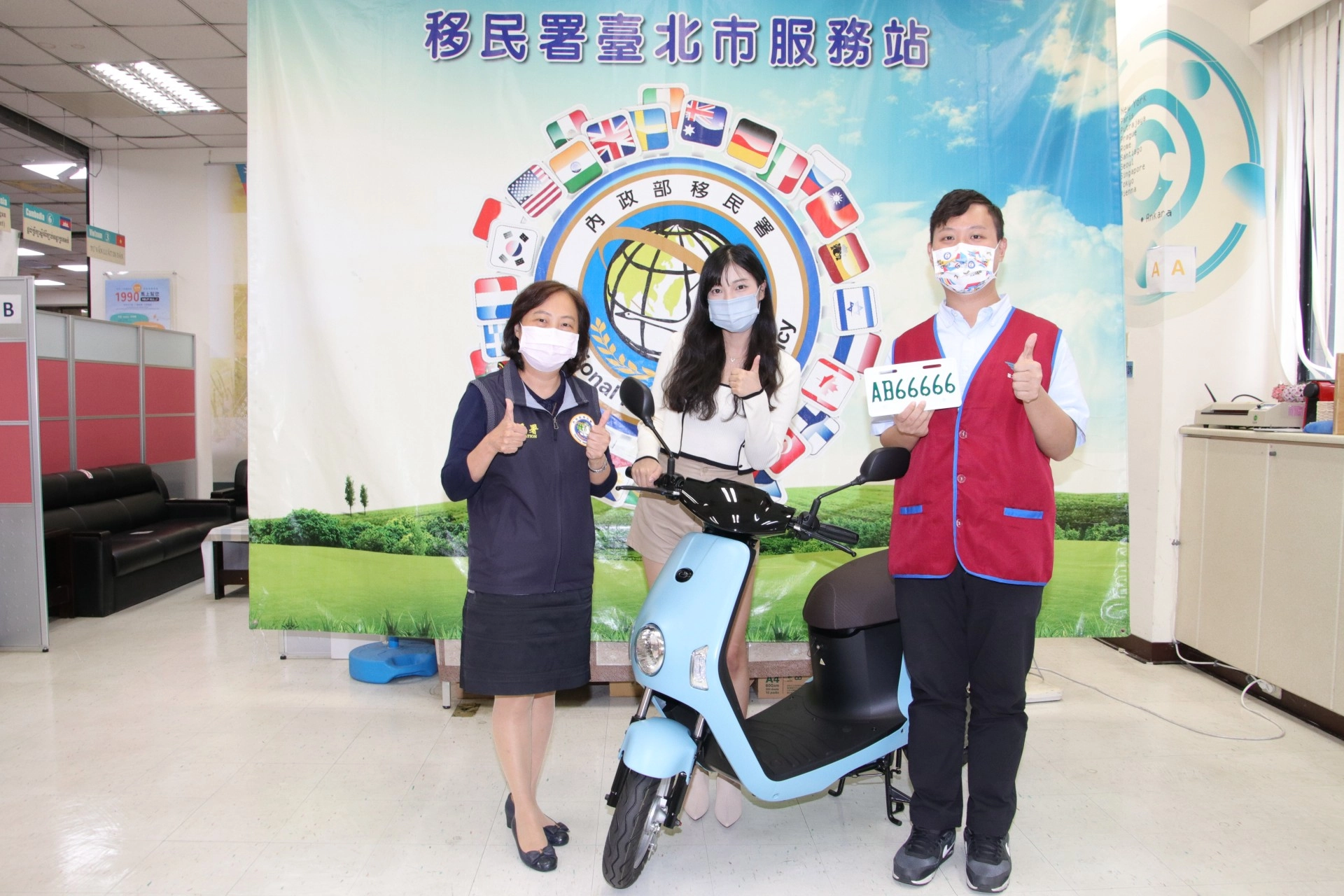 交通部公路總局臺北市區監理所車輛管理科廖柏瑄股長(右)、內政部移民署北區事務大隊臺北市服務站主任蘇慧雯(左)及新住民蘭嵐(中)宣導電動自行車掛牌保護自身權益。