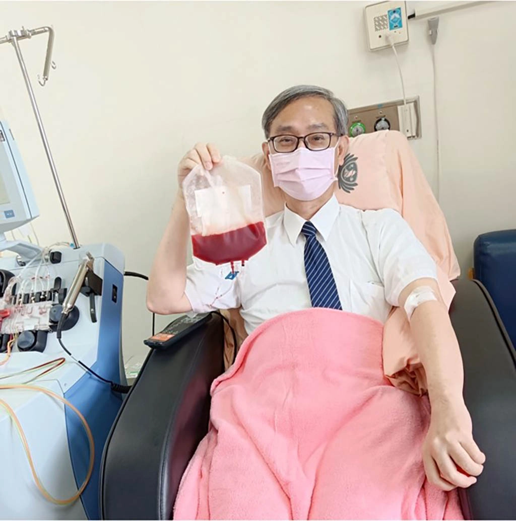 李啟誠主任也分享五十七歲的自己參加收集免疫幹細胞流程測試,經由極精密分離機收集免疫細胞與幹細胞,收集約三到四個小時後,尚青ㄟ免疫幹細胞就被冰凍珍存下來。