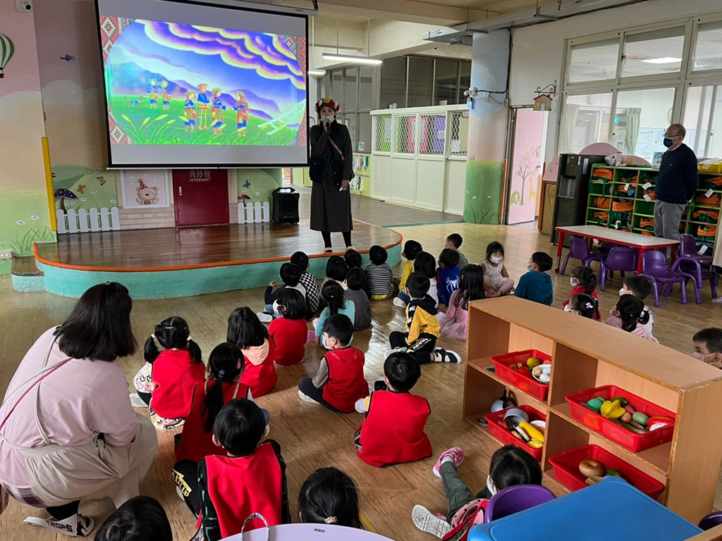 小朋友們認真聆聽阿美族傳說故事。(圖新北市政府原民局提供)