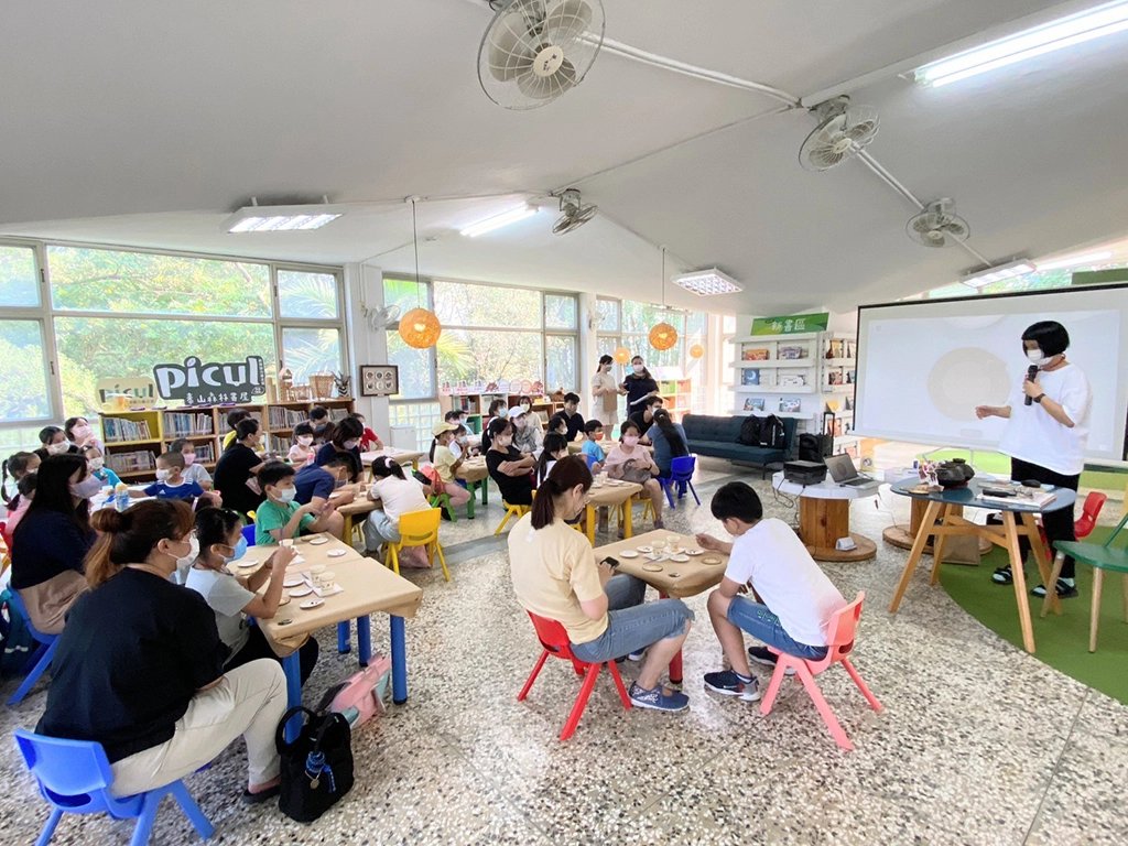 Picul泰山書屋以推廣原住民族文化為主,小朋友聚精會神聆聽排灣族杯墊彩繪顏色技巧。(圖新北市政府原民局提供)