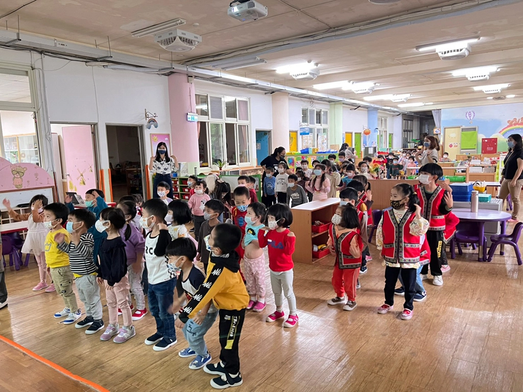 小朋友跟著老師熱情的唱跳舞動身體。(圖新北市政府原民局提供)
