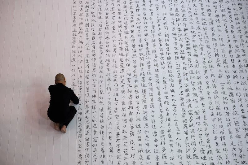 蔡明亮於龐畢度展場抄寫經文(照片提供:汯呄霖電影、攝影:王雲霖)
