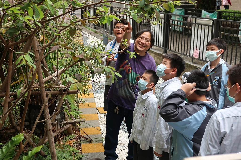 邱明成配合不同課目,充分使用校園的自然資源。