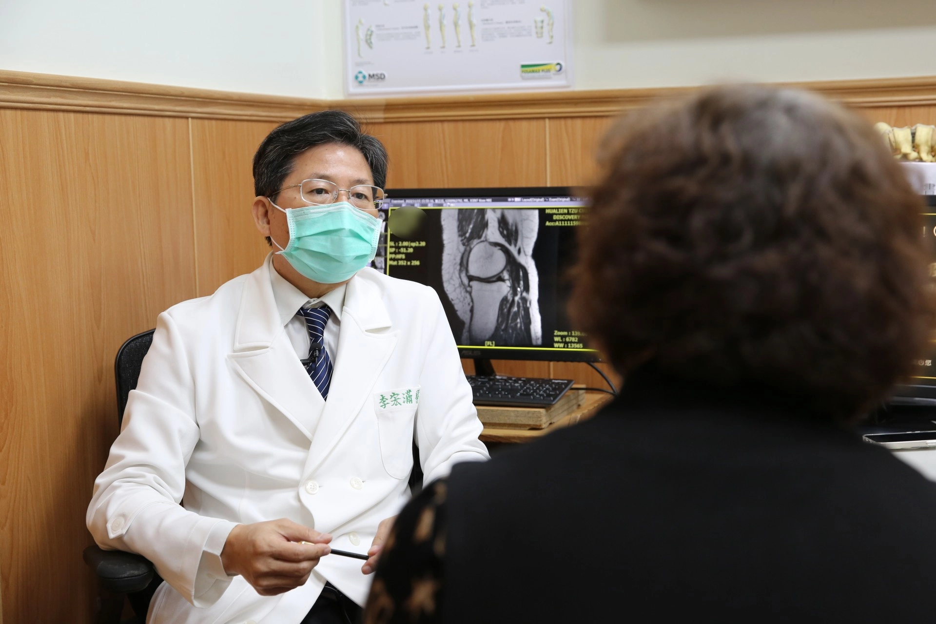 花蓮慈濟醫院總顧問暨骨科醫師李宏滿教授使用自體骨髓間質幹細胞治療葉女士的退化性膝關節炎,經追蹤一年後,她的左膝疼痛,獲得大幅度的改善。