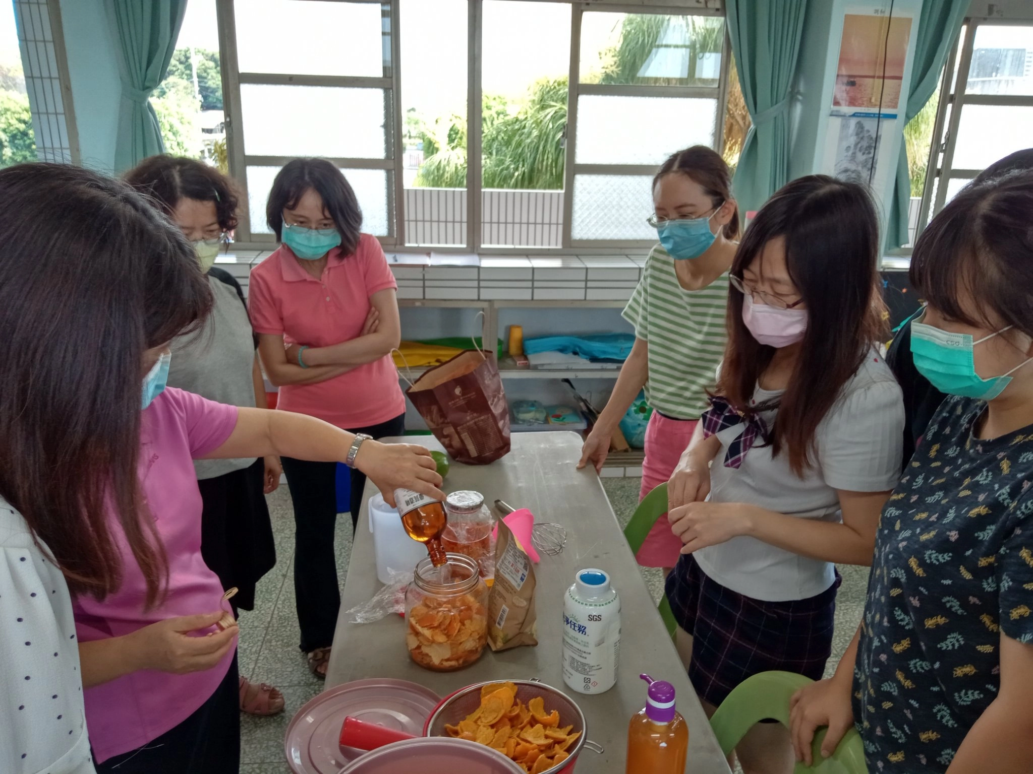 彰化縣大湖國小,製作柑橘清潔劑。
