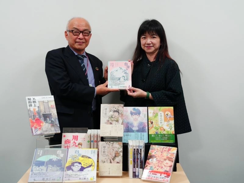 文化部政務次長李靜慧(右)致贈北九州市漫畫博物館近期在日本出版的臺灣漫畫。
