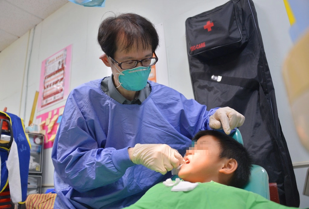 陳宜宏醫師為孩童看診,守護他們的口腔健康。