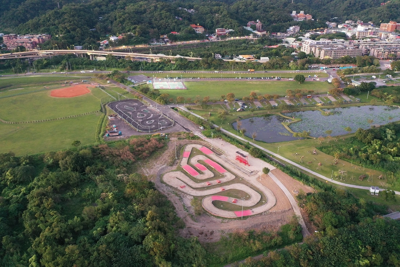 整修再升級,場地更完善多元的山佳遙控越野場。