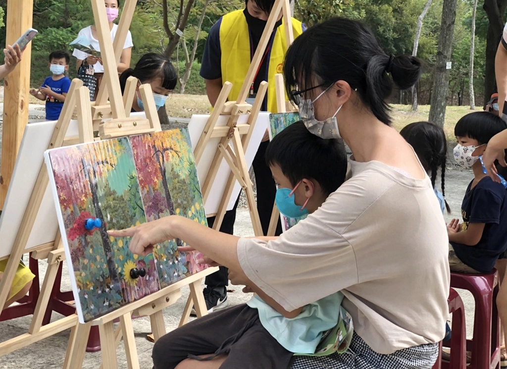 勇闖綠森林，親子一起找出兩張畫作不同的地方。