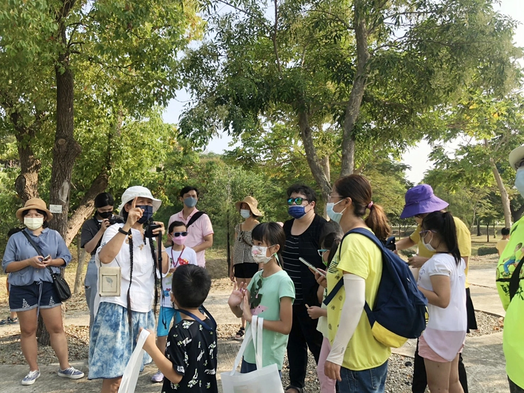 植工坊負責人陳儷予帶領親子認識中央公園的植物。
