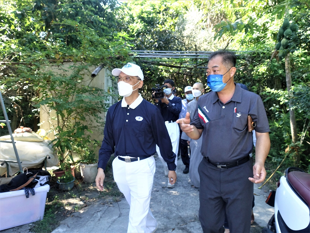 10月2日慈濟前往臺東進行安心家訪,圖為顏博文執行長(左)由縣府人員陪同前往臺東縣海端鄉關懷受災鄉親。