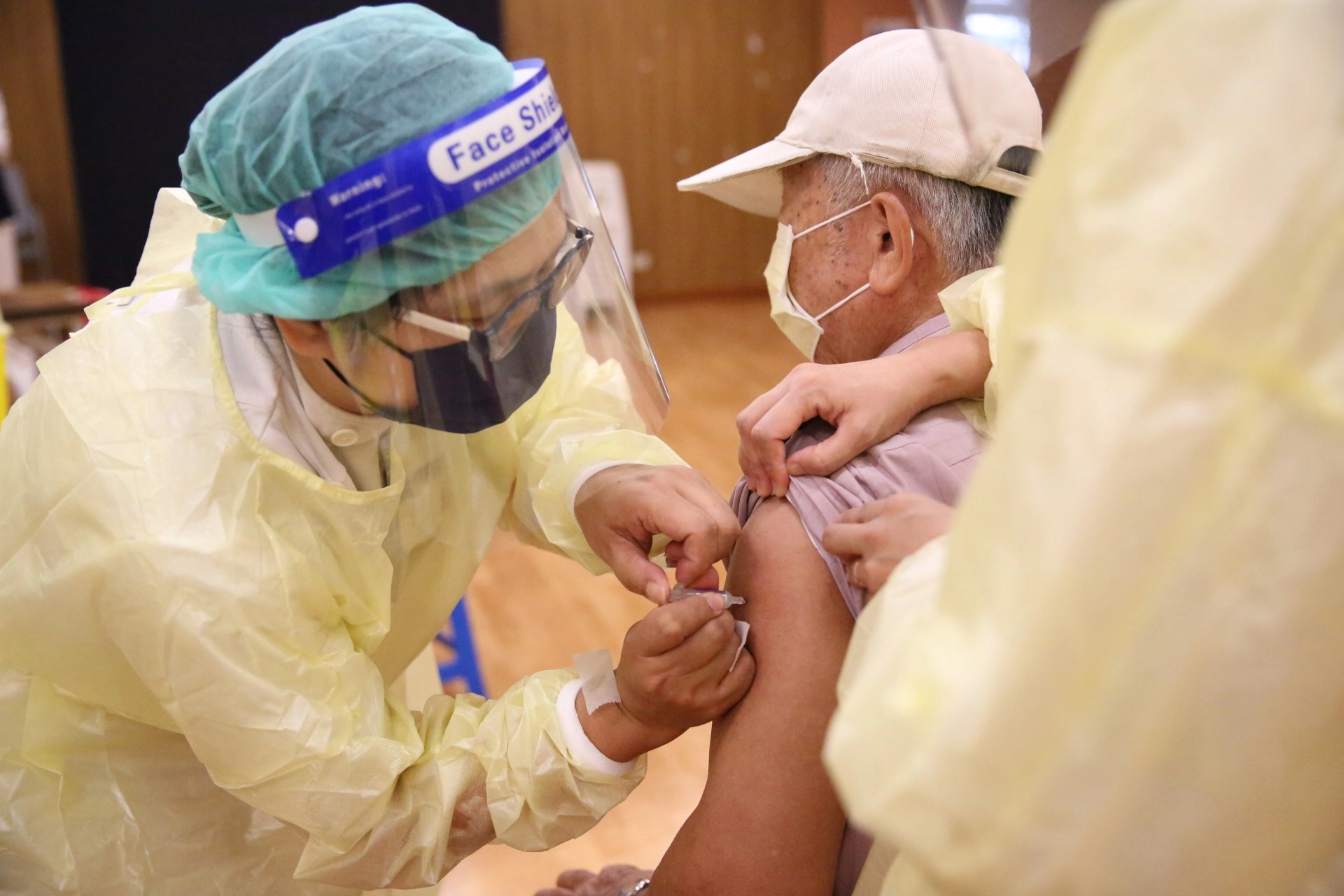 花蓮慈濟醫院在10月3日,正式開始施打公費流感疫苗,首日為65歲以上長者集中施打場次,預計為200名長者接種疫苗。