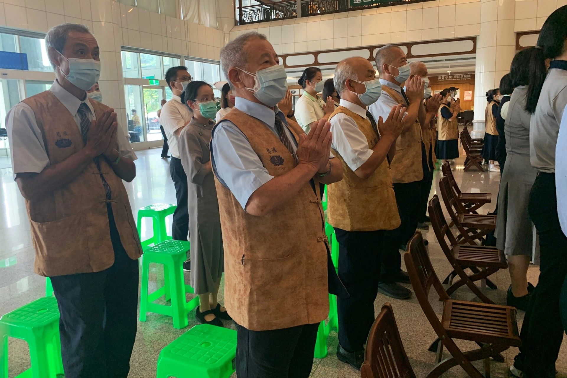 醫院志工蕭錦造(中)回想曾經歷九二一地震的惶恐不安,特地來為東臺灣災民祈福也捐獻微薄心意。