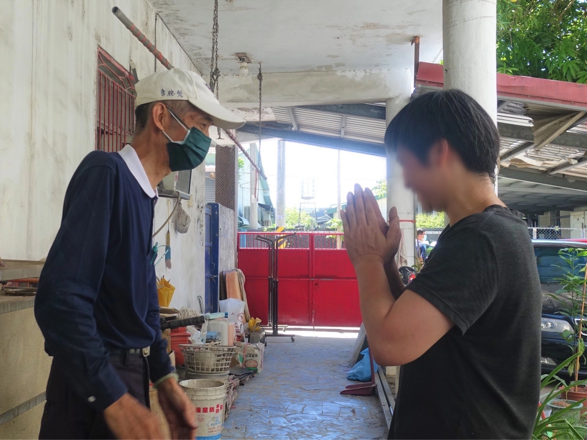 慈濟修繕志工進駐花蓮縣南區進行修繕工作,受災鄉親向志工道感謝。