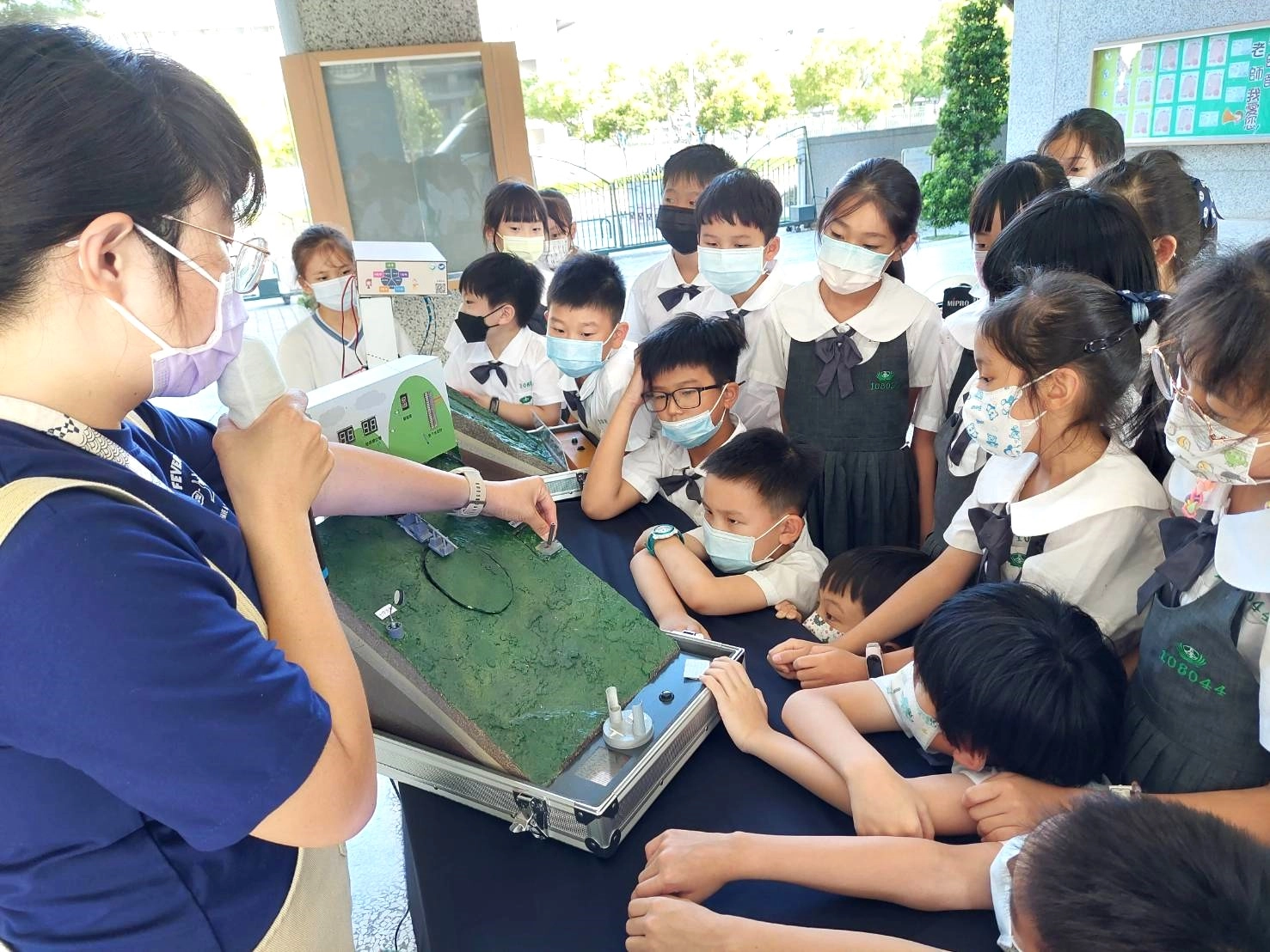 水土保持局特地把大規模崩塌的教具帶到臺南慈小來,讓學生看到土石流發生時的景況。