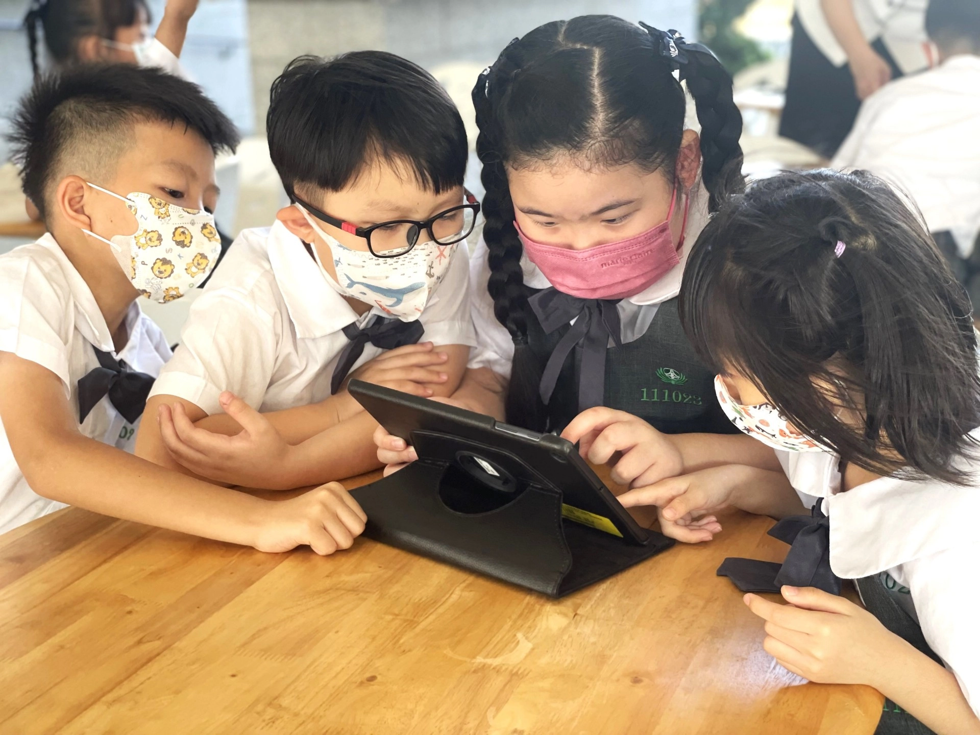 學生使用IPAD,透過龜免不賽跑的繪本遊戲,學習水土保持的知識。