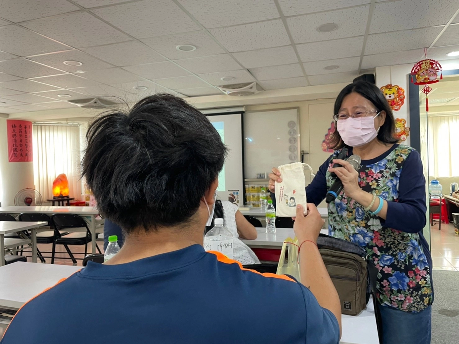 宜蘭縣服務站舉辦新住民消費權益講座,宜蘭縣政府王雅琳消保官以有獎徵答遊戲方式加深新住民學員之印象。