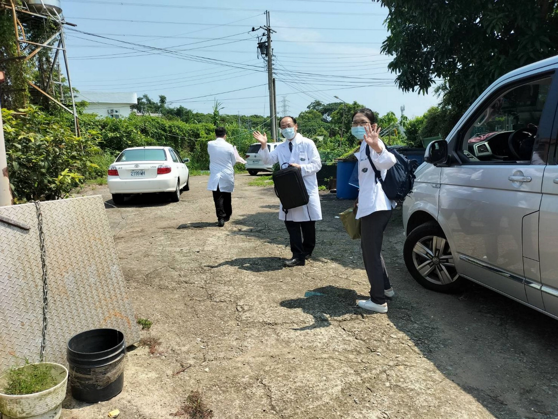 大林慈濟醫院中醫部主任葉家舟(中)與團隊赴苗栗縣頭份區居家往診。