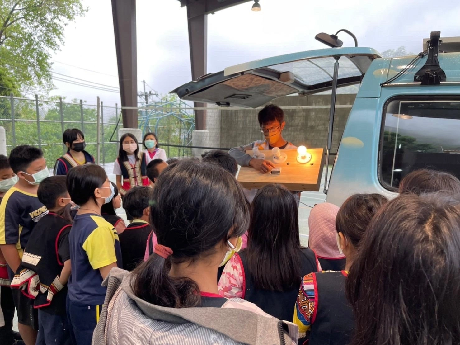 透過「IKEA點亮偏鄉希望」,展望會協助弱勢家庭更換耗能設備、推動節能與防減災知識宣導。