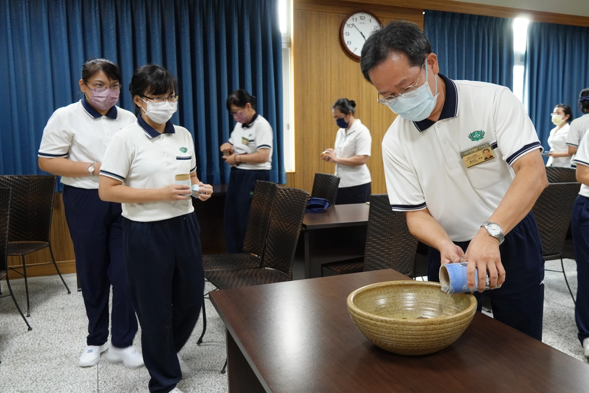 國小部師長投下自己平時存的愛心竹筒。