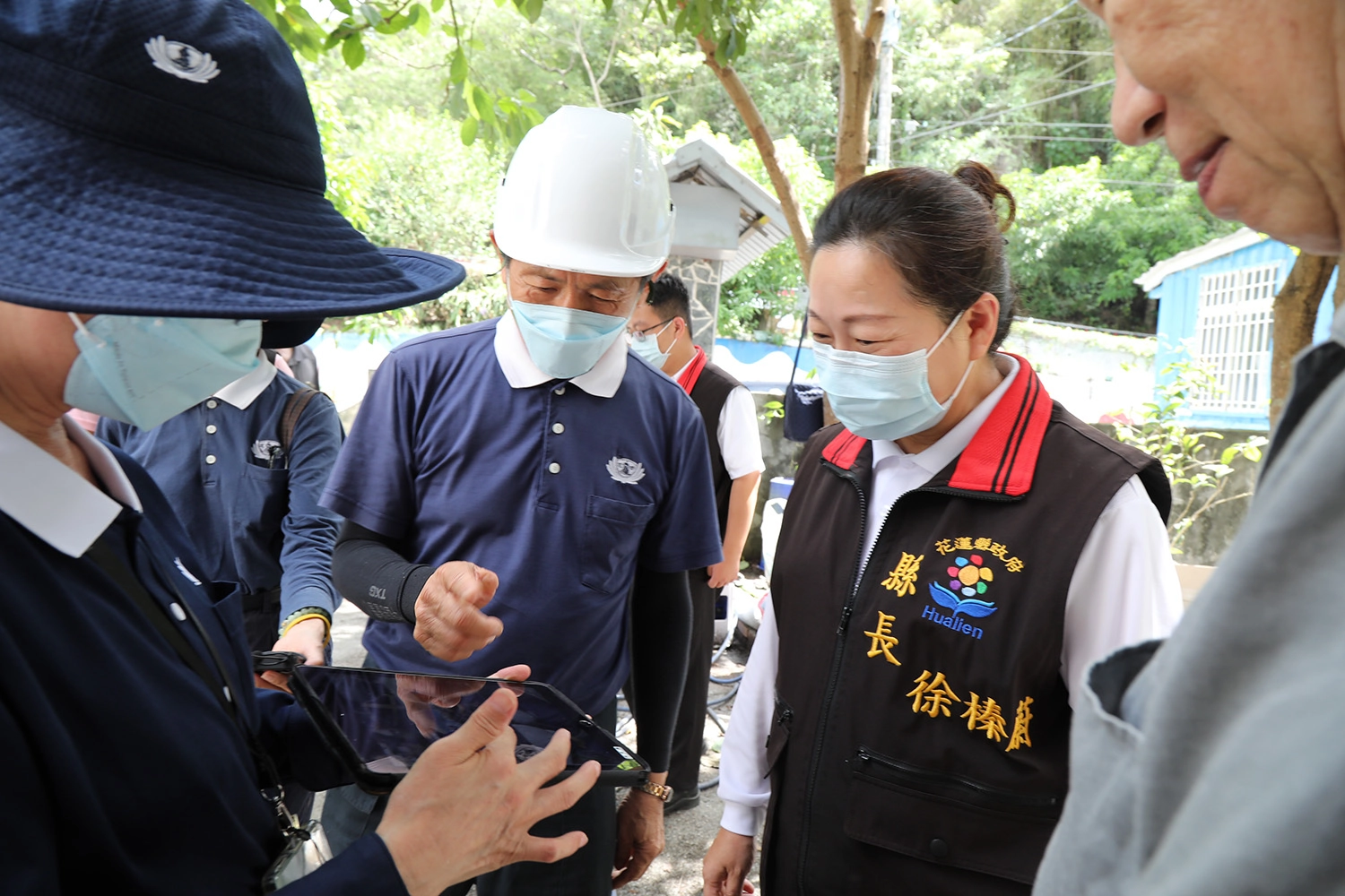 志工向花蓮縣長徐榛蔚說明魏爺爺家修繕工作進度。照片攝於10月7日。(攝影:楊凱誠)